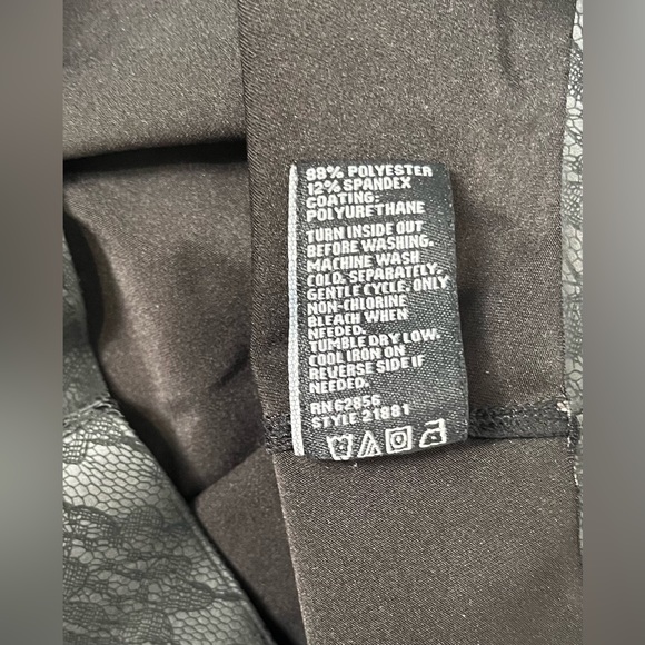 Hue Lacy Leatherette Leggings Size Medium NWOT - Picture 6 of 7